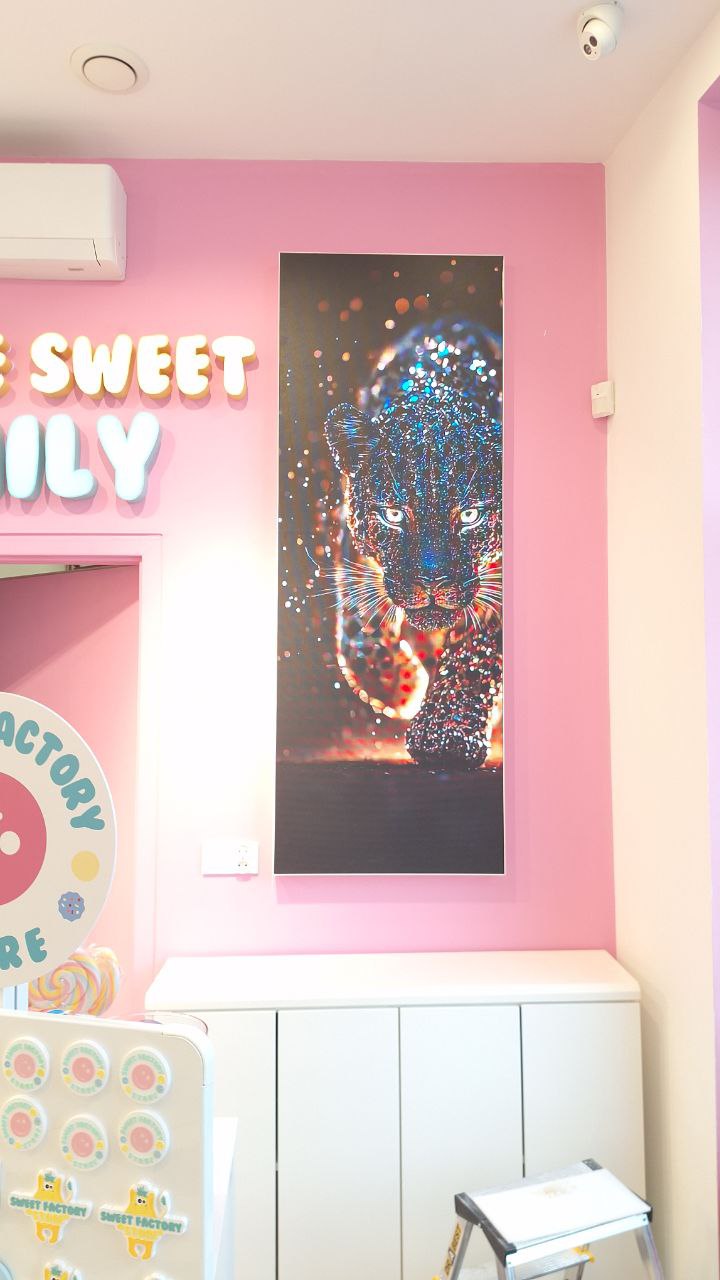 <h4>Installation d’un écran LED mural et d’un totem LED vitrine — Sweet Factory</h4>