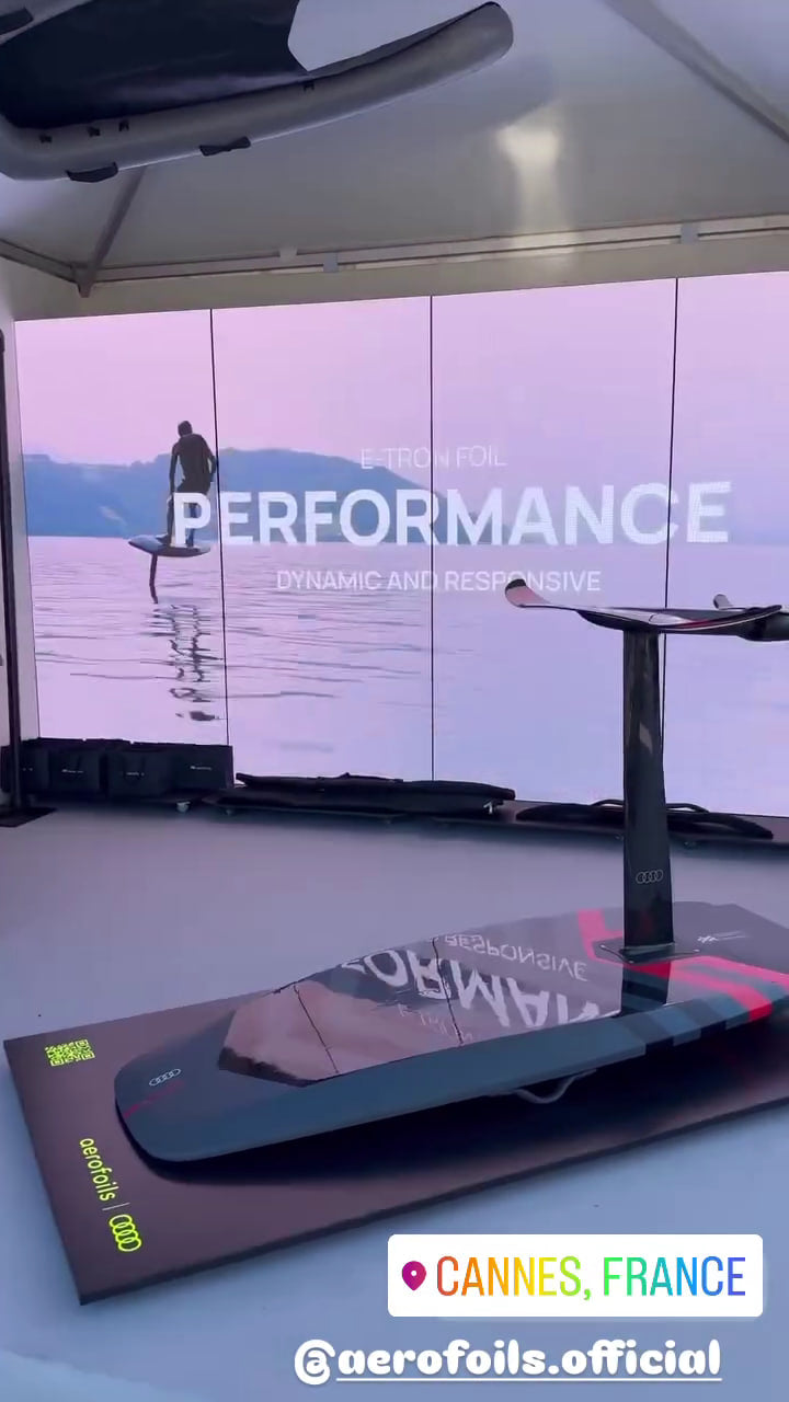 Location totems LED extérieurs P2.5, écran unique 384×196 cm — stand Aerofoils, Cannes